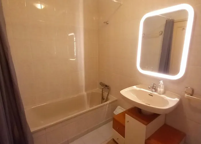 With Private Garden Apartment Porto